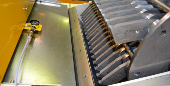 Faserisierung von Fluff-Zellstoff in einer Hammermühle.